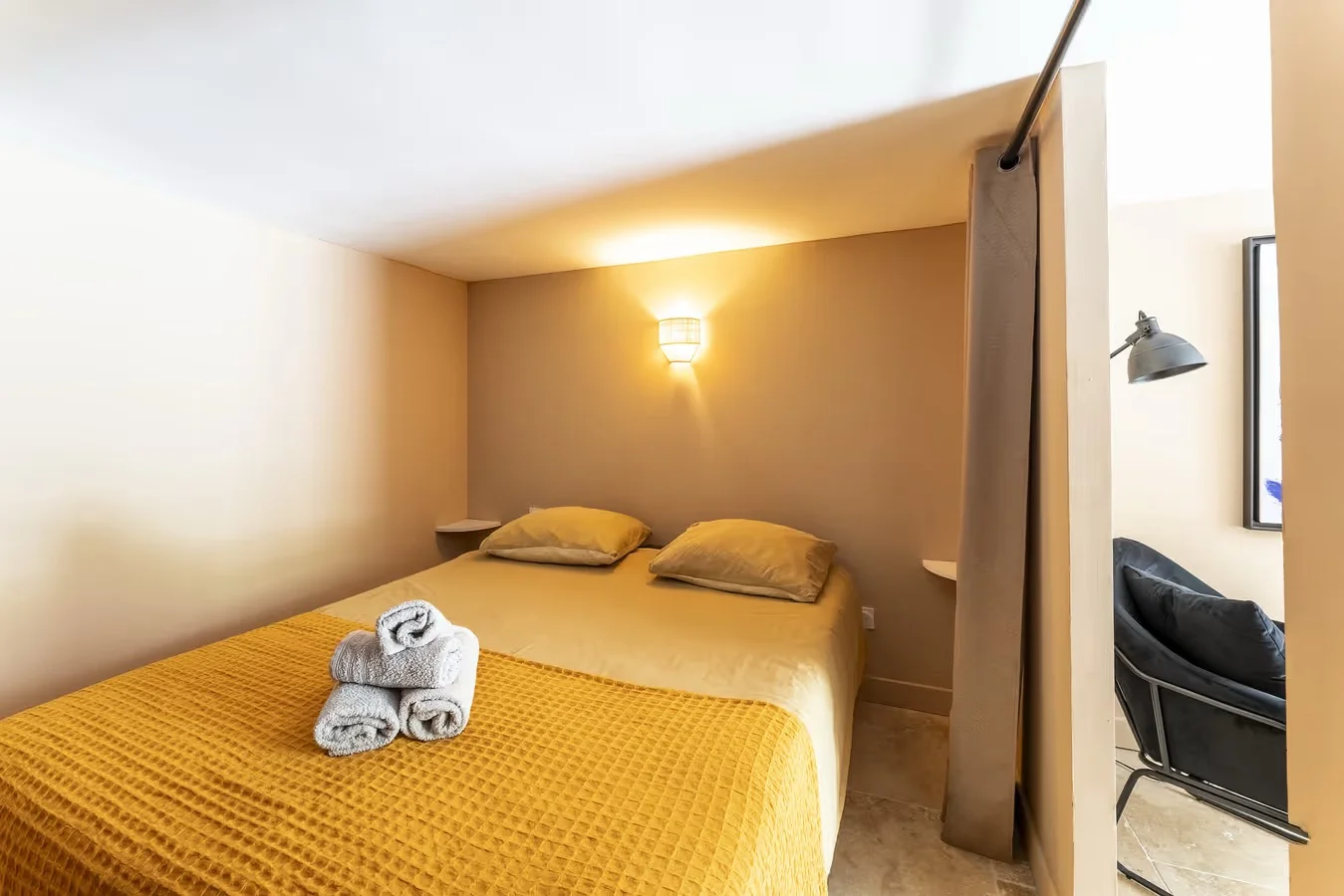 Chambre séparée avec lit double