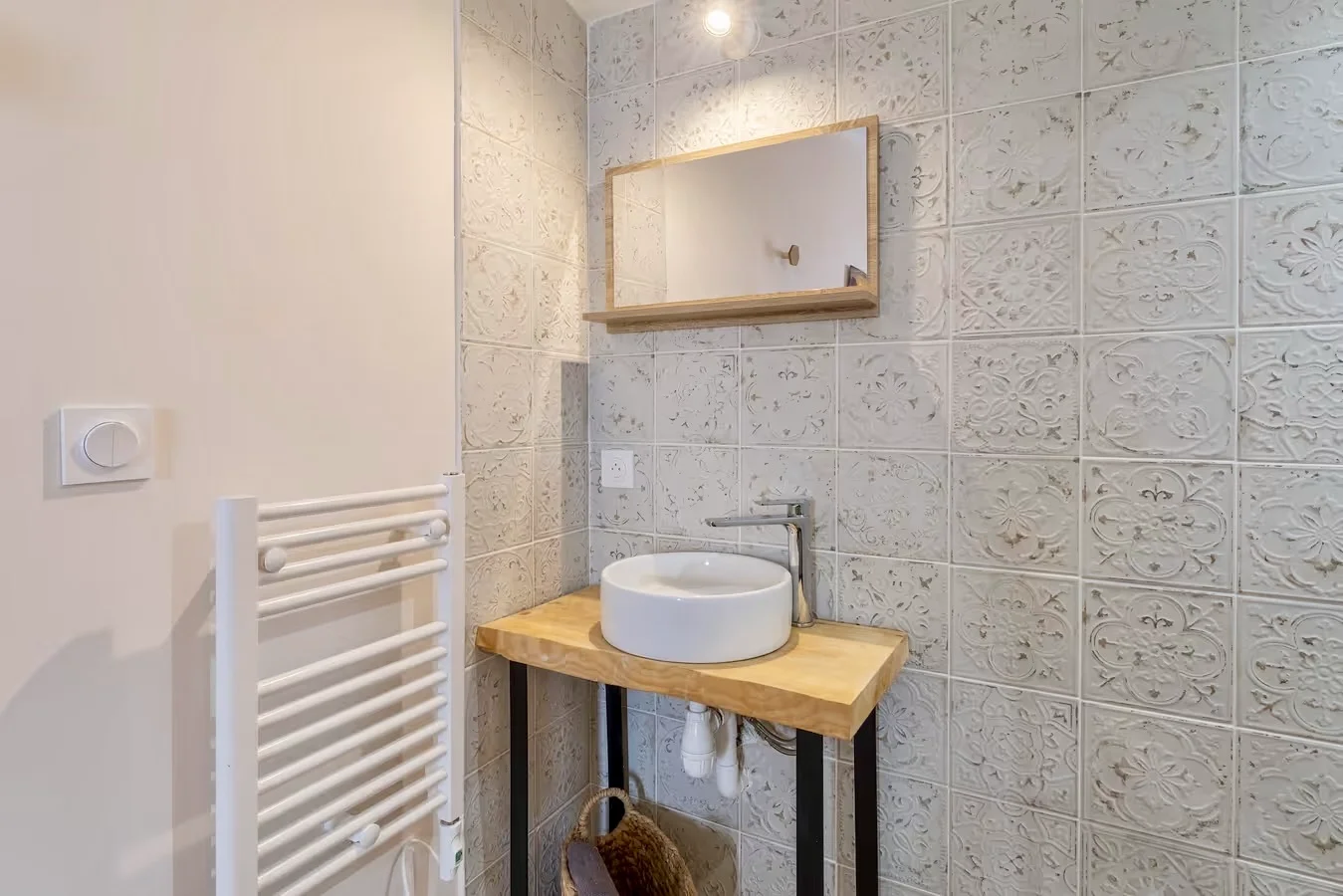 Salle d'eau avec vasque et carrelage provençal