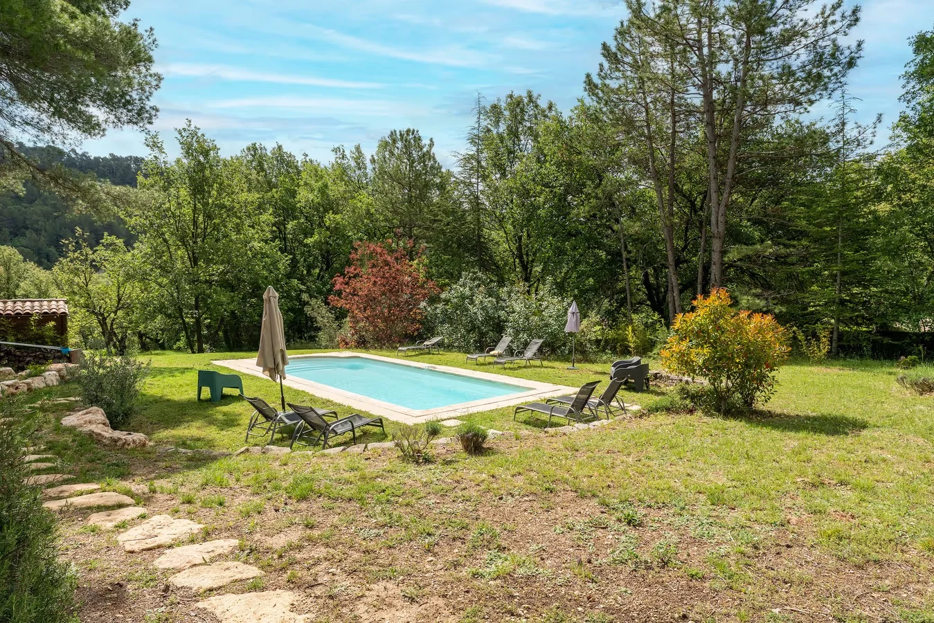 Piscine du domaine au milieu de la nature