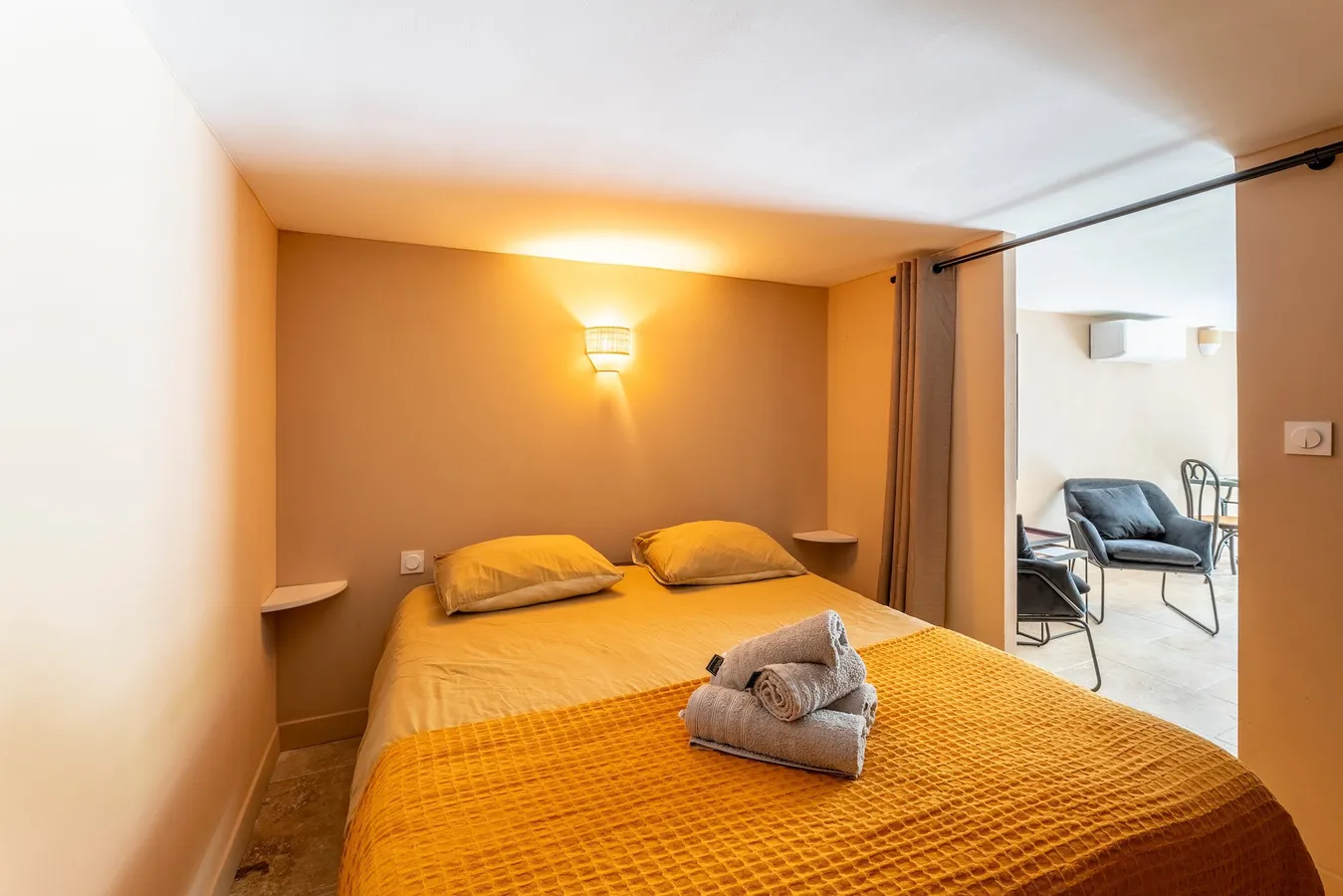 Chambre de l'appartement, ouverte sur le coin salon