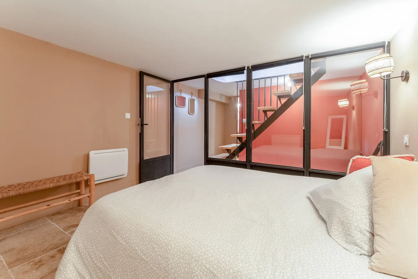 Chambre de la maison principale avec verrière