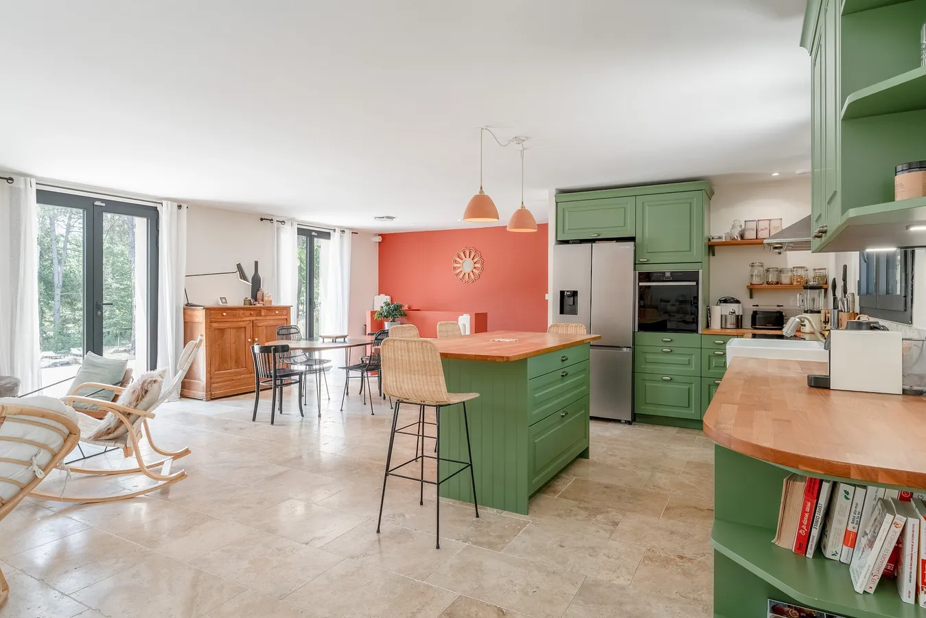 Grande cuisine ouverte de la maison principale, îlot vert et mur terracotta