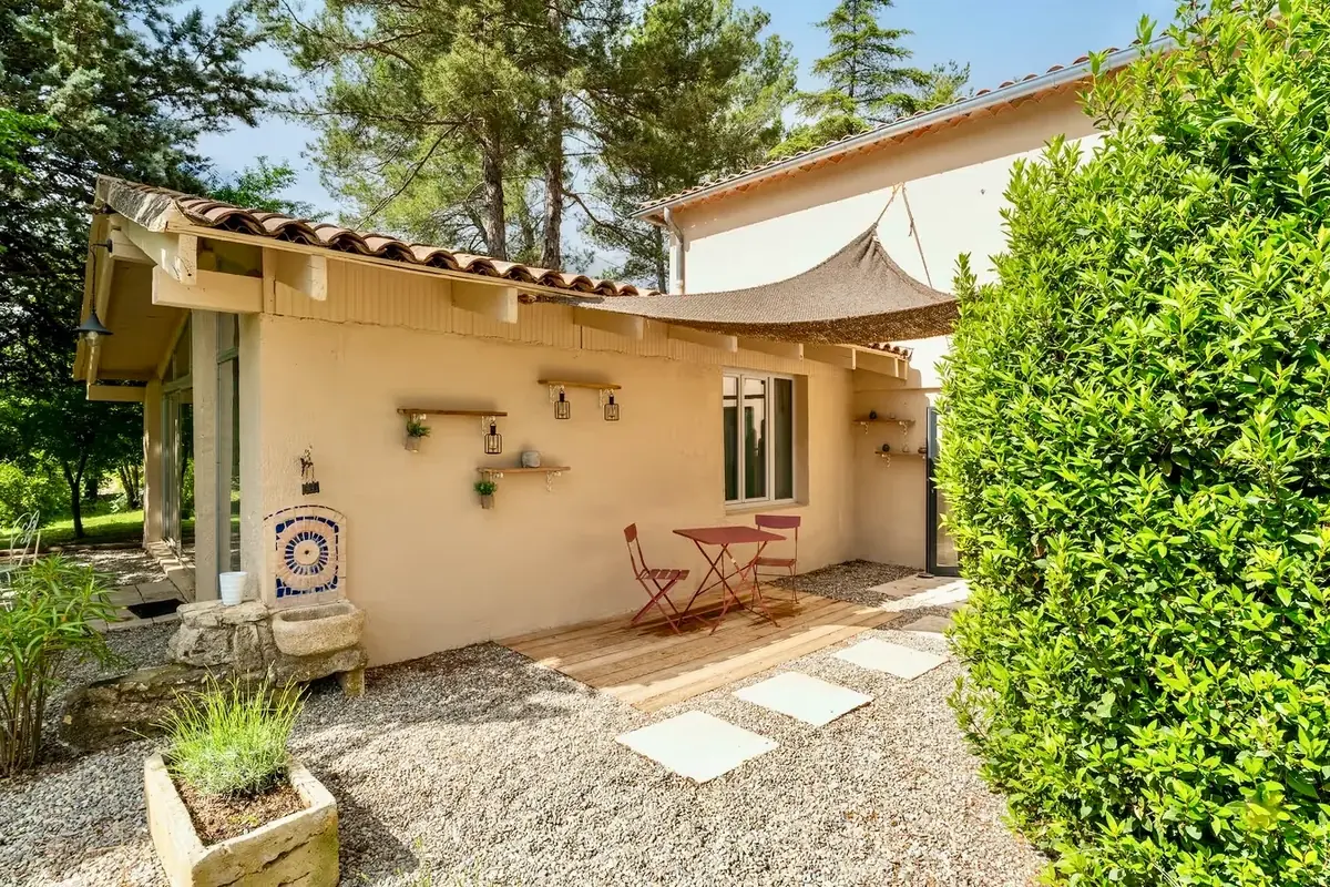 Entrée privative avec fontaine en mosaïque et terrasse sous voile