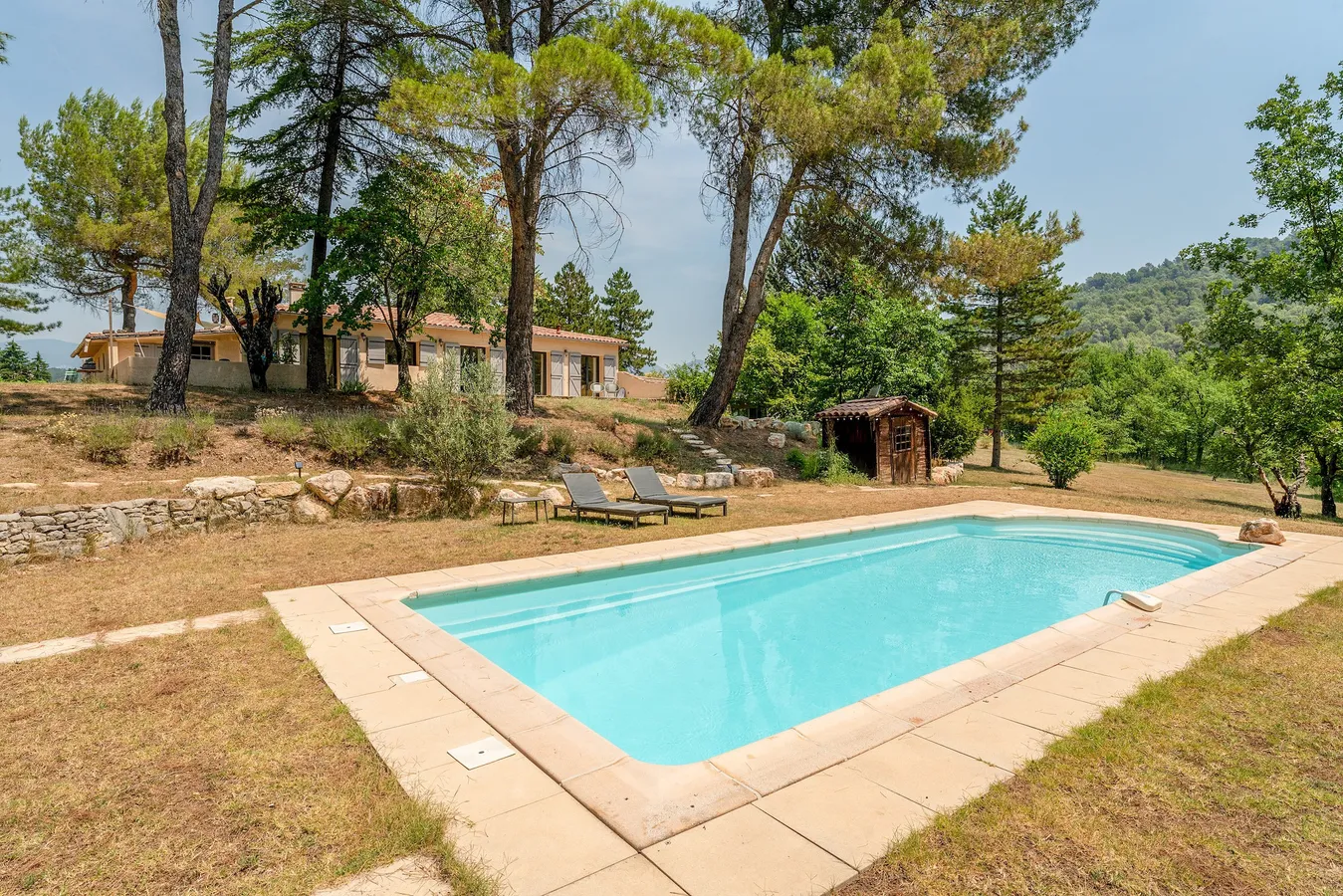 La piscine privée du domaine Maison Marvic devant la maison, face aux collines