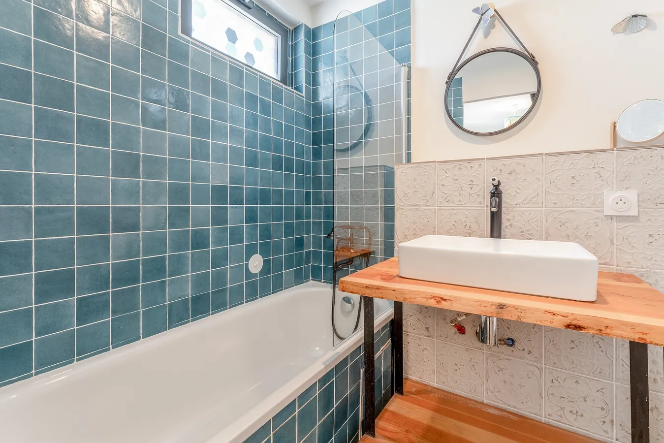 Salle de bain aux carreaux bleus avec baignoire