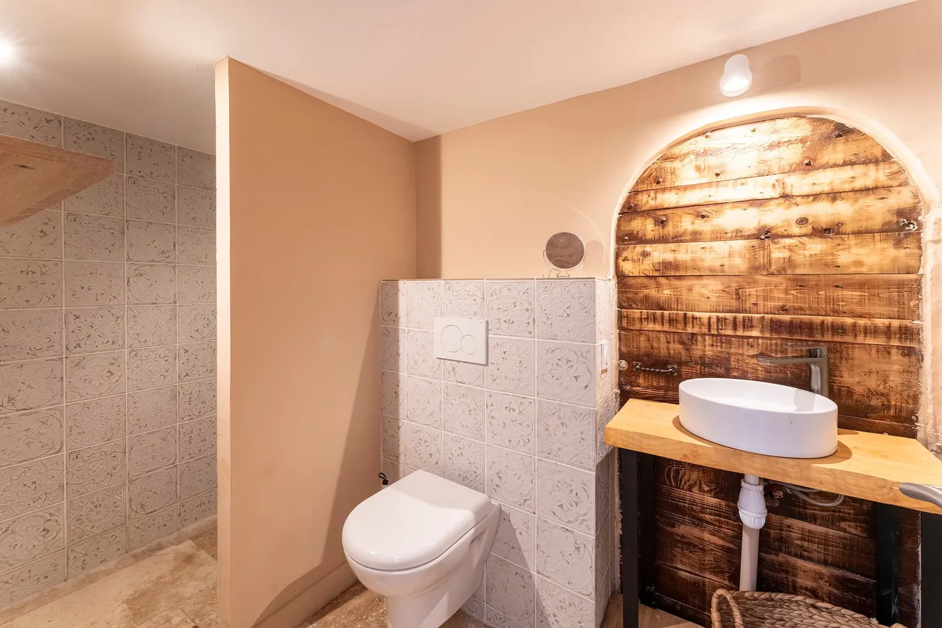 Salle d'eau, niche en bois et carreaux anciens