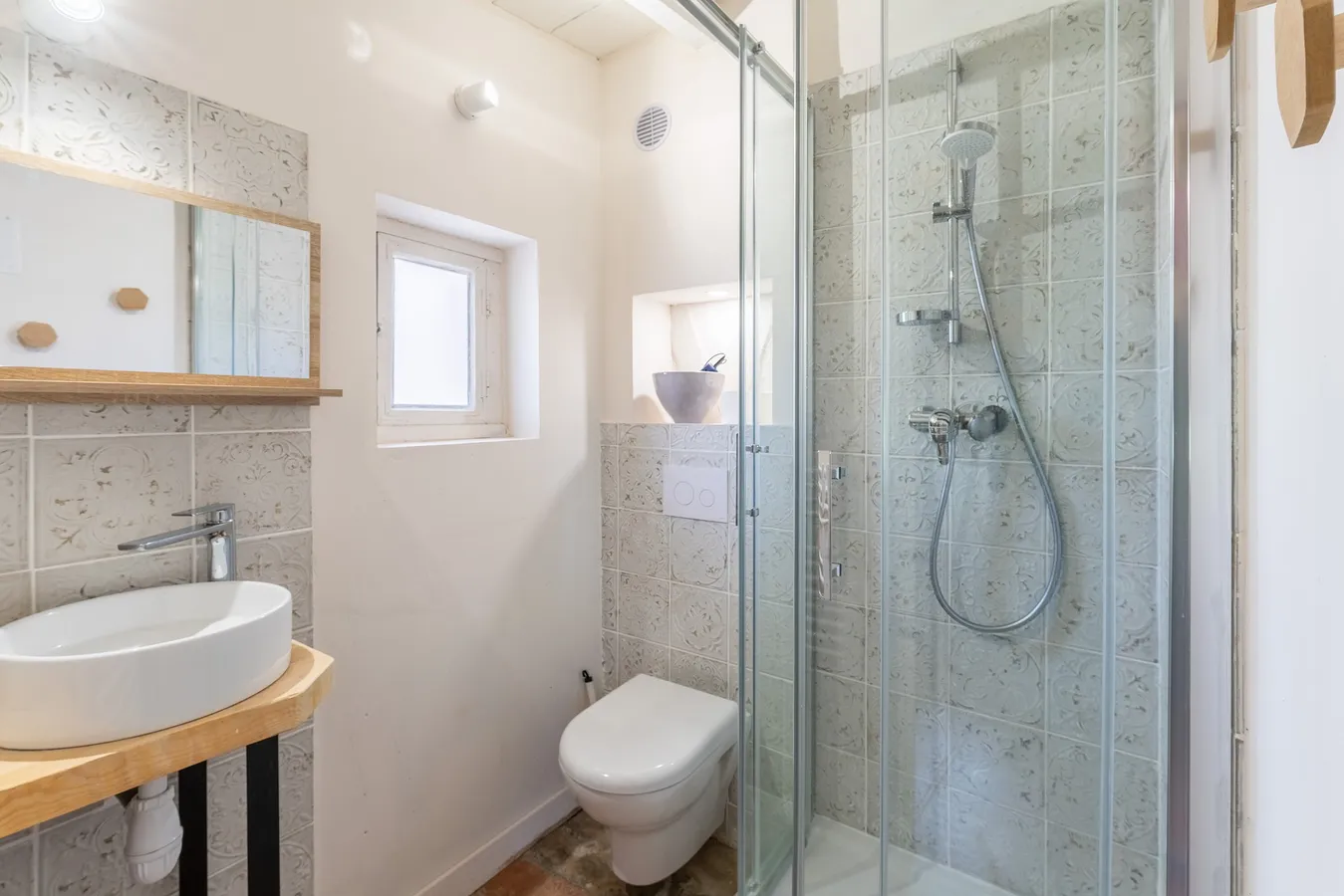 Salle d'eau avec douche à l'italienne et carreaux anciens