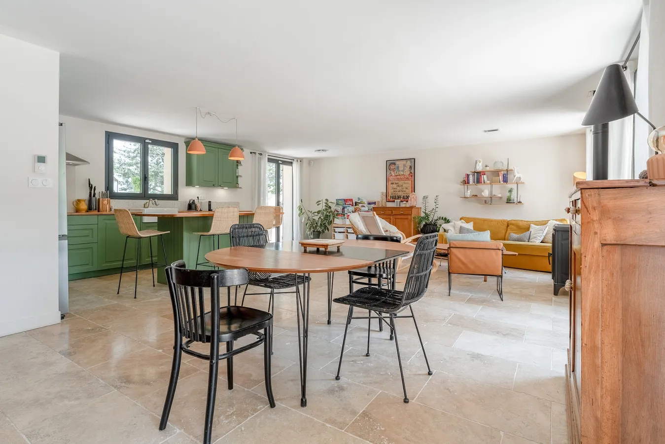 Séjour ouvert sur la cuisine et le coin repas de la maison principale