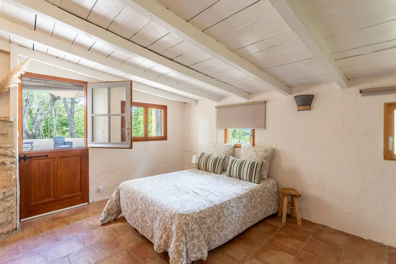 La chambre du studio, porte ouverte sur la terrasse