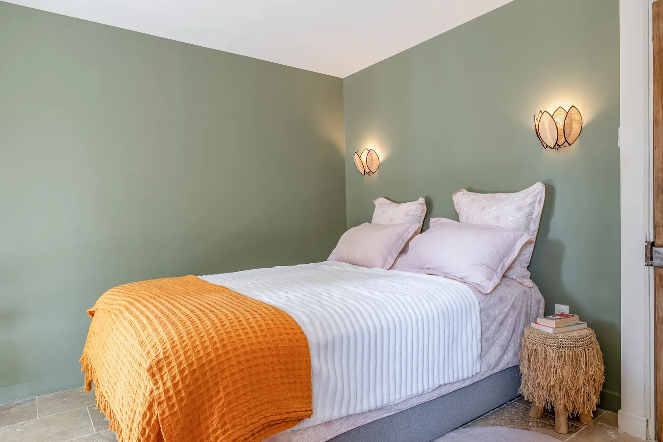 Chambre double du T2, tons vert sauge