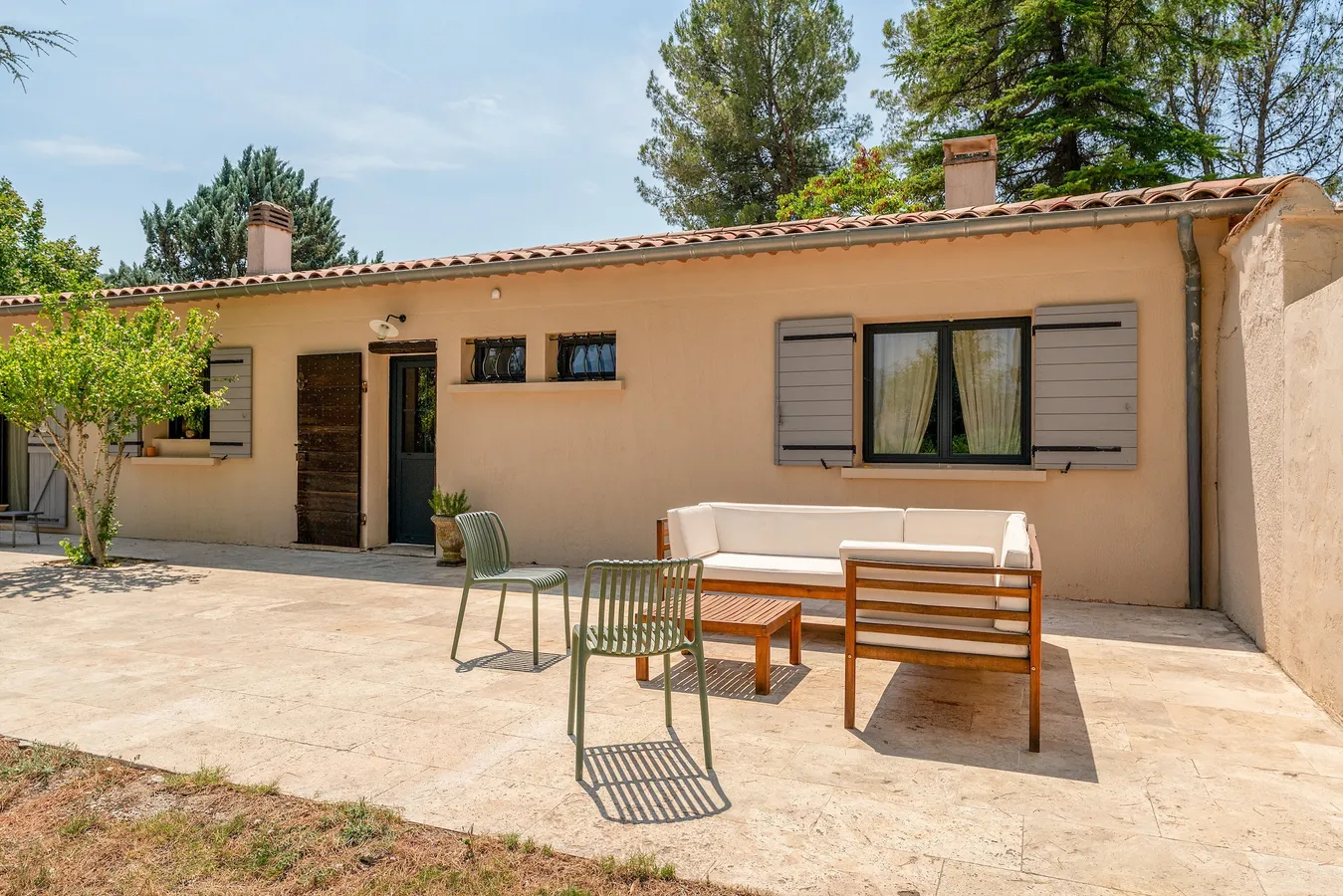Terrasse de la maison principale avec salon d'extérieur