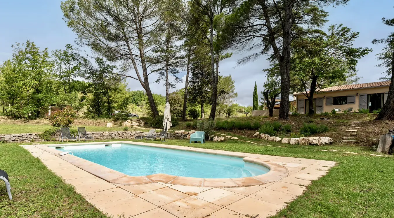 Piscine de la Maison MarVic sous les pins, Luberon
