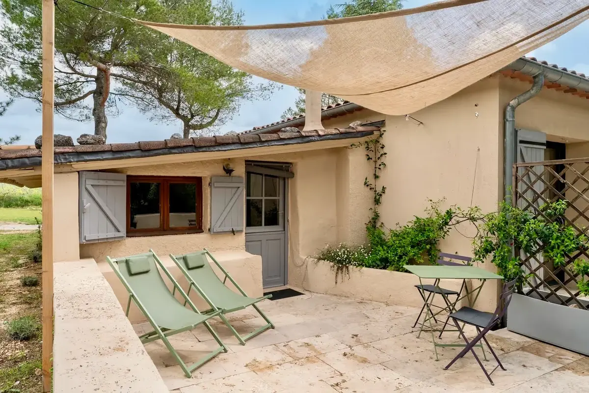 Terrace of the Sous-les-Pins gîte