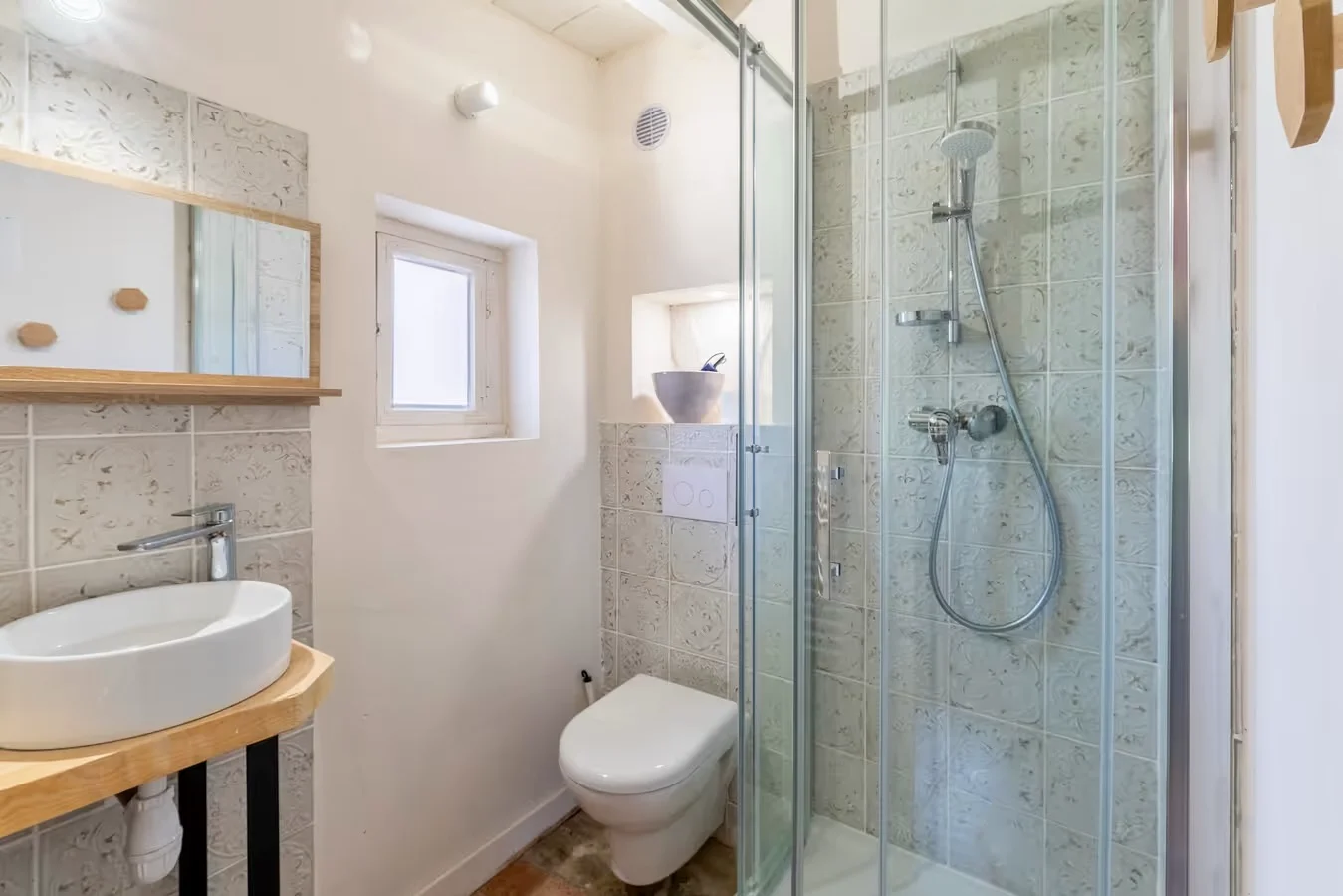 Salle d'eau avec douche à l'italienne